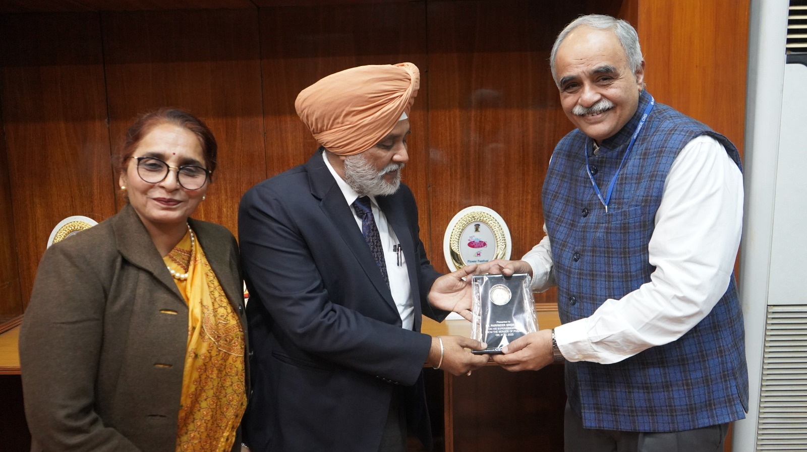 पीजीआईएमईआर के निदेशक प्रोफेसर विवेक लाल ने आज 08 अधिकारियों/कर्मचारियों को उनकी सेवानिवृत्ति पर सम्मानित किया।